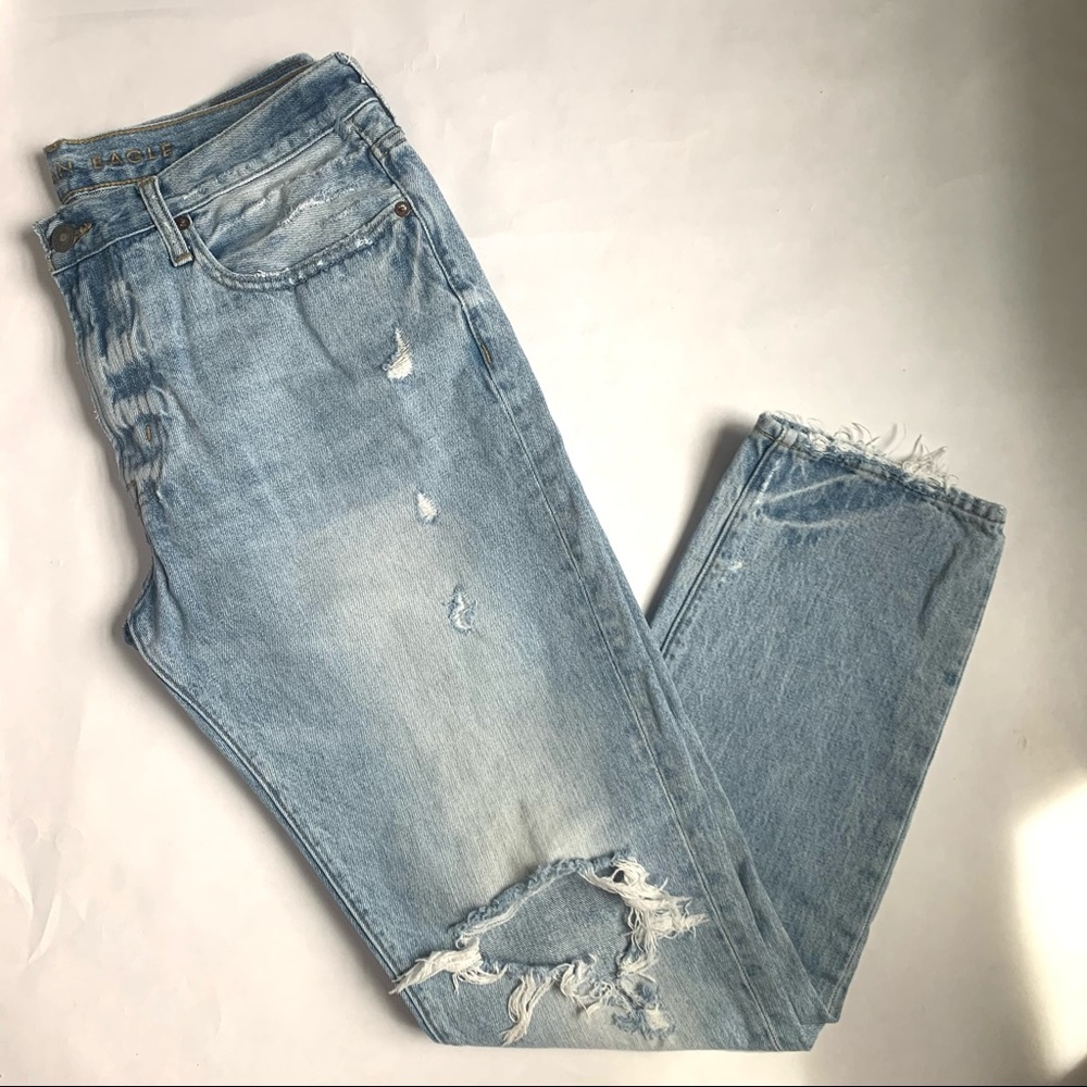American Eagle men’s light blue ripped jeans